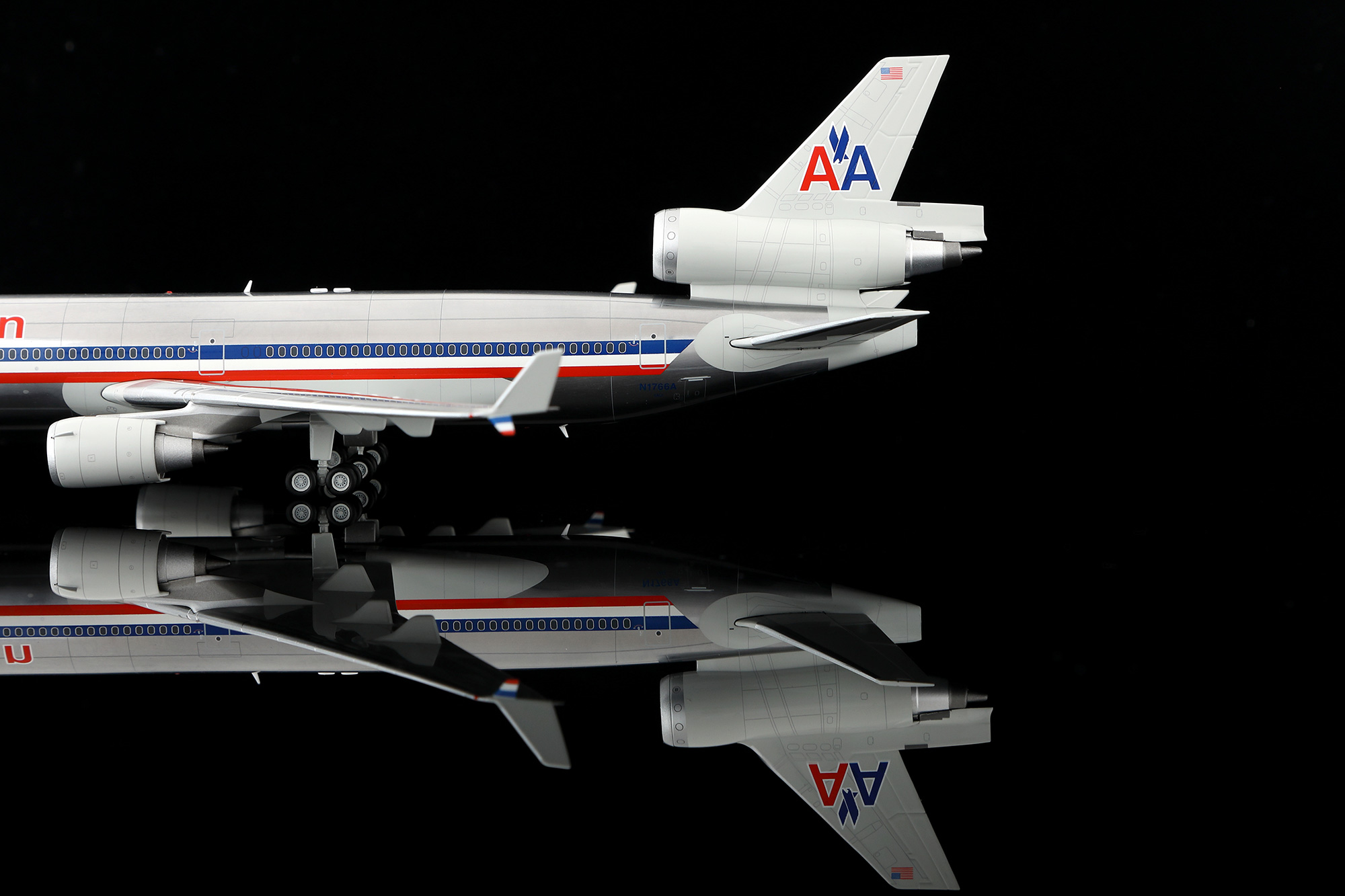 アメリカン航空 MD-11 N1766A 1/200 American Airlines MD-11 N1766A - SQwings