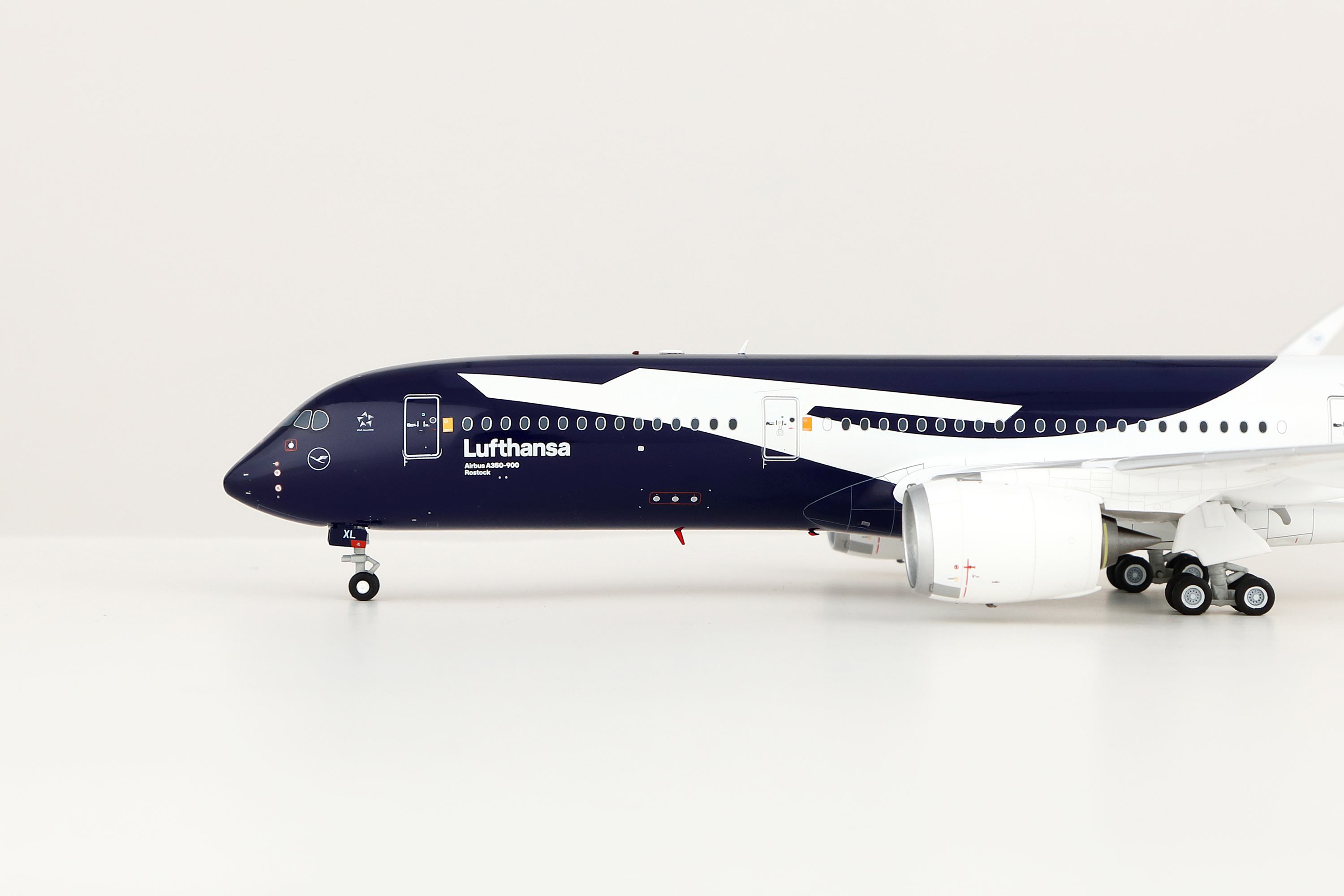 Lufthansa A350-900 D-AIXL - SQwings